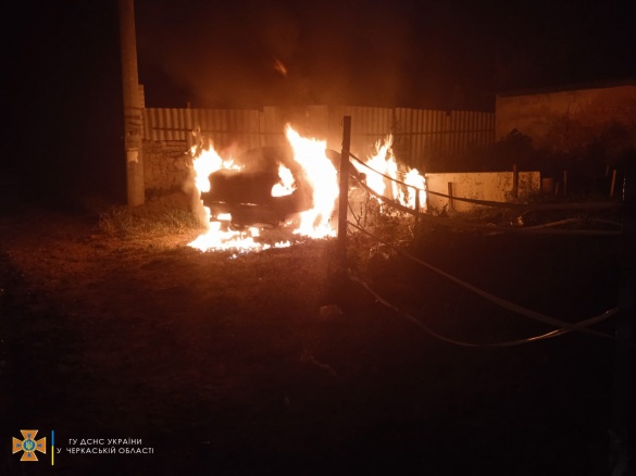 У Черкаській області спалахнув автомобіль (ФОТО)