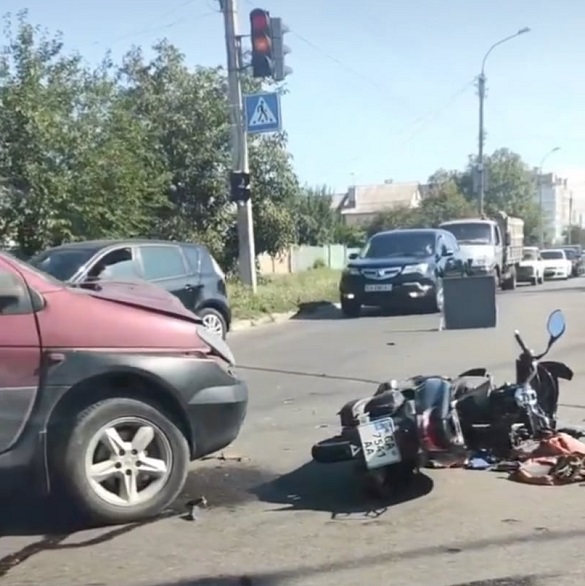 На перехресті в Черкасах зіштовхнувся автомобіль та скутер: є постраждалий 