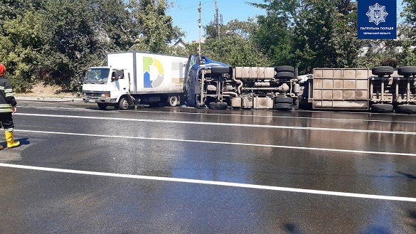Автопригода з перевернутою вантажівкою: в Черкасах відновили рух по Сумгаїтській (ФОТО)