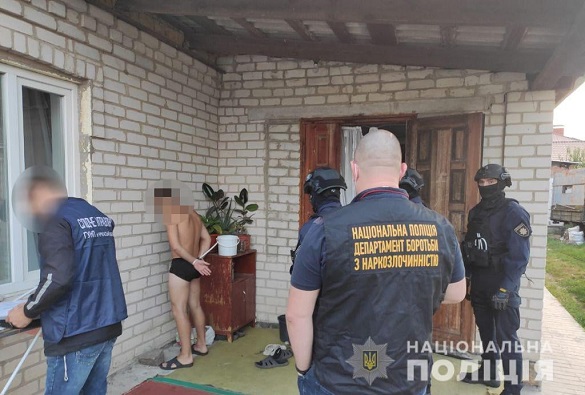 Гроші, мобільні телефони, картки та канабіс: на Черкащині затримали групу наркозбувачів (ФОТО)
