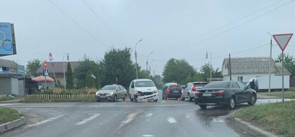 У Черкасах сталася аварія: не розминулось дві автівки (ФОТО)