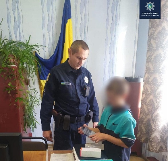 За зразкову поведінку поліцейський на Черкащині подарував хлопчикові телефон
