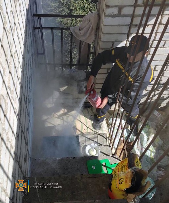 В Умані хасиди розвели вогонь на балконі, щоб приготувати їжу
