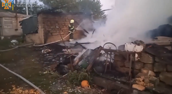 На Черкащин сталася пожежа: згорів мопед, пральна машина та декілька тонн сіна (ВІДЕО)