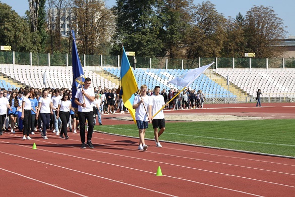 #BeActive: до Олімпійського уроку на черкаському стадіоні долучилась понад тисяча учасників (ФОТО)