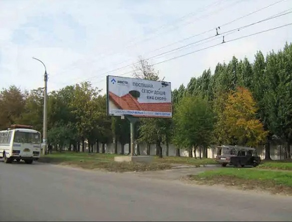 Уздовж доріг Черкаської області мають демонтувати 100 рекламних щитів (перелік)