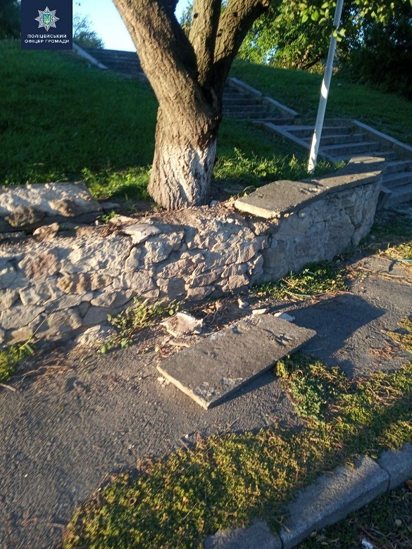 В одному із сіл на Черкащині чоловік пошкодив меморіальний комплекс