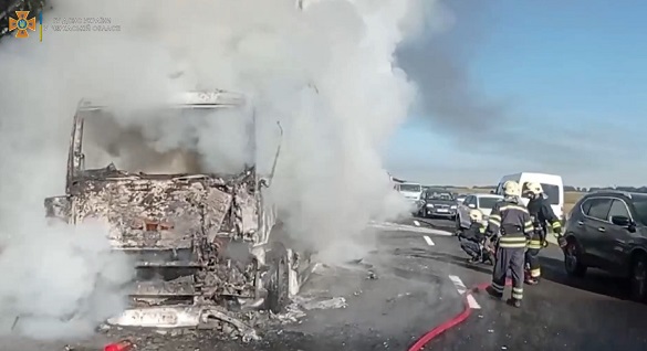 Під час руху на Черкащині загорілась вантажівка з товаром (ВІДЕО)