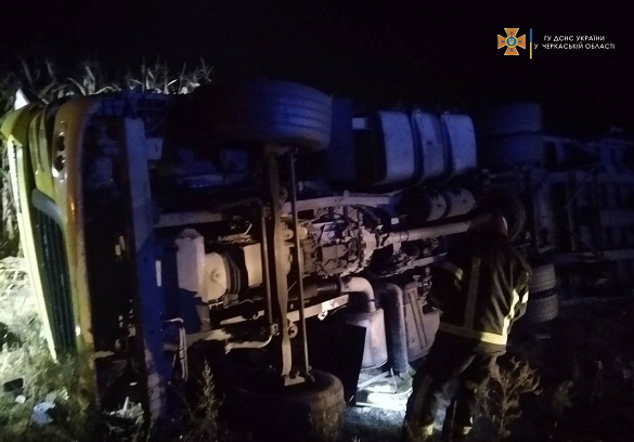 На Черкащині під час аварії загинув водій вантажівки