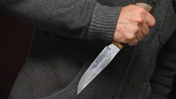 У Смілі посеред вулиці чоловік встромив ножа собі у живіт