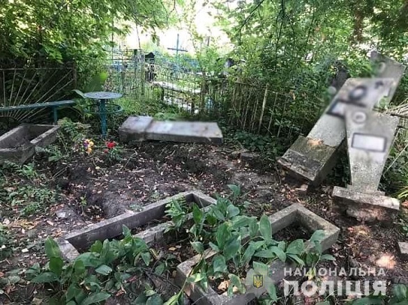 Хотів підзаробити: на Черкащині чоловік пошкодив сорок могил (ФОТО)