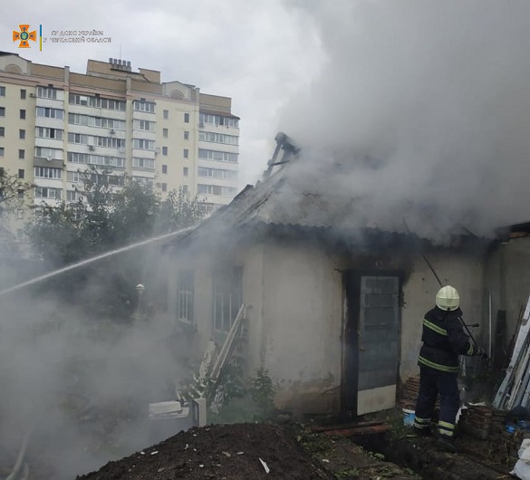 У Черкасах рятувальники ліквідували пожежу в літній кухні