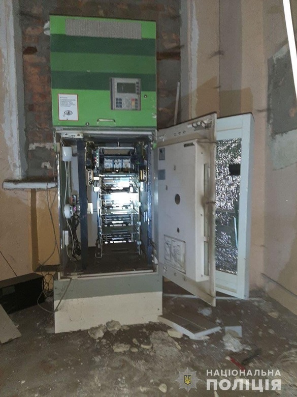 На Черкащині невідомі розібрали стіну та викрали 140 тис грн з банкомату (ФОТО)
