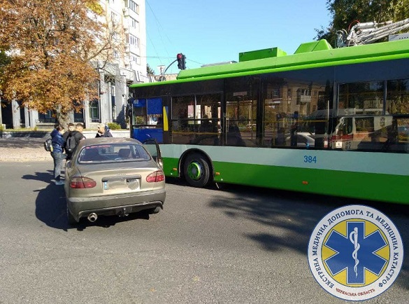 Постраждала жінка: в Черкасах зіштовхнулись легковик та тролейбус (ФОТО)