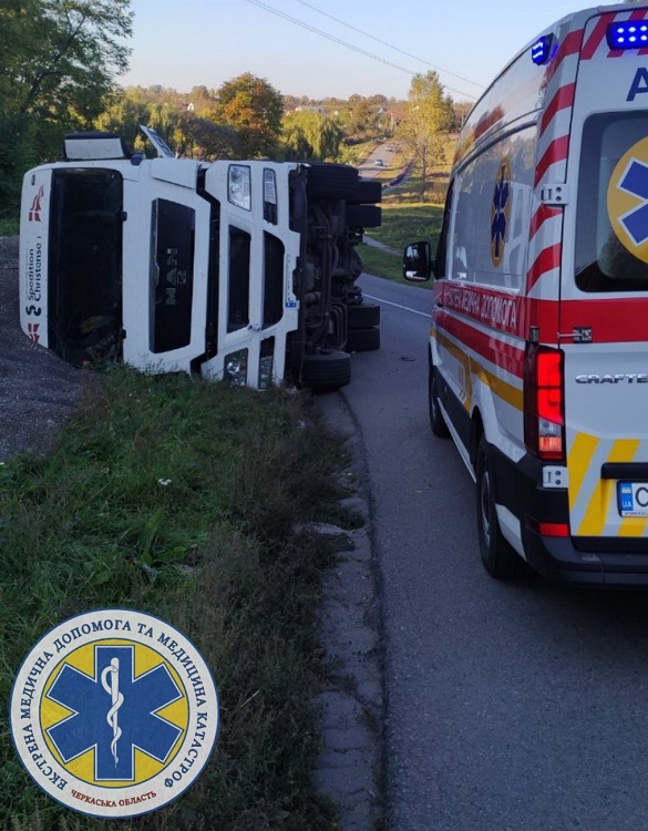 На Черкащині перекинулась вантажівка: травмувався водій (ФОТО)