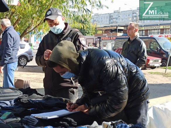 Носки, трішки галасу, а ще поліція з муніципалами:  в Черкасах провели рейд місцями стихійної торгівлі