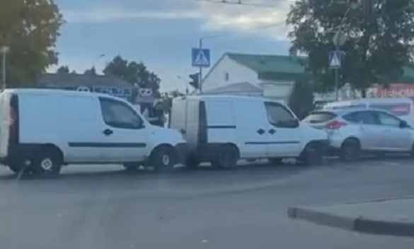 Два автомобілі Fiat спричинили потрійну ДТП у Черкасах (ВІДЕО)