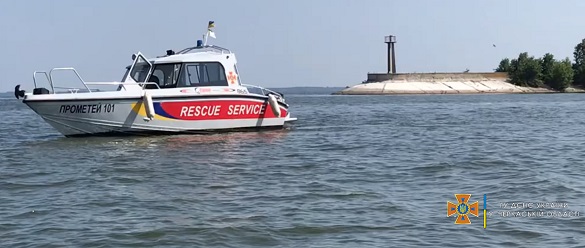У Черкасах рятували рибалок, які опинилося за пів кілометра від берега у зламаному човні