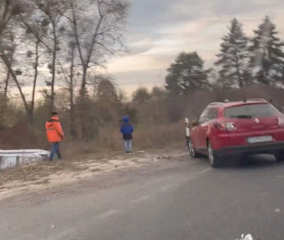 Автомобіль у Черкаській області злетів у кювет: постраждала жінка