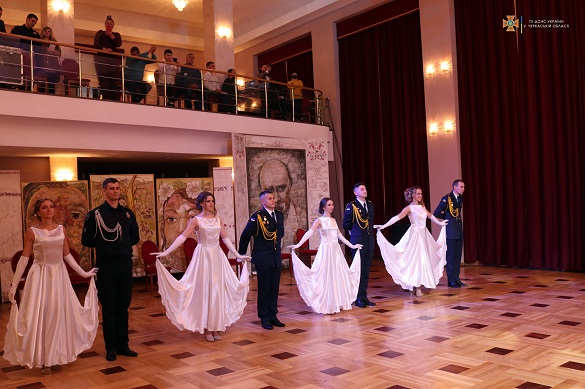 Танці та подарунки: вперше в Черкасах відбувся Офіцерський бал (ФОТО)