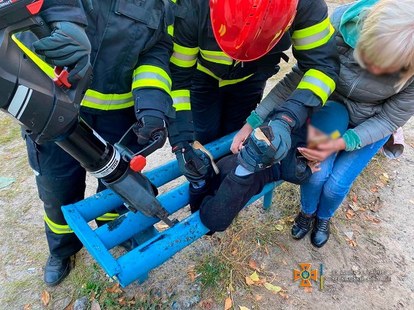 Черкаські рятувальники допомогли дитині, нога якої застрягла у лавці
