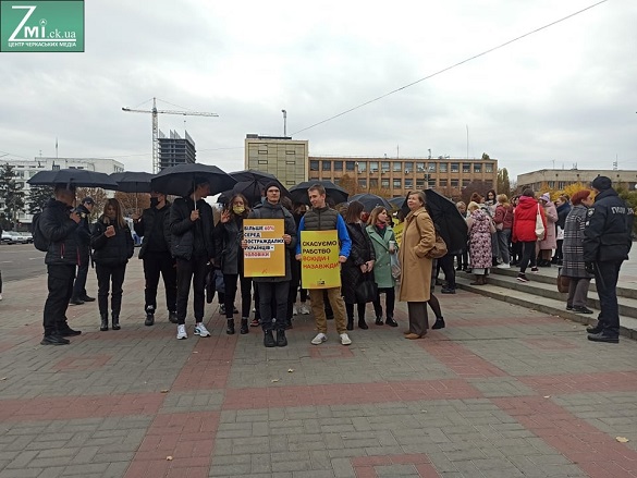 Хода за свободу під чорними парасолями: в Черкасах відбулася мирна акція з протидії торгівлі людьми (ФОТО) 