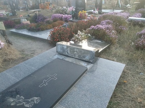 Били ногами: невідомі вандали потрощили на Черкащині шість надгробків (ФОТО)