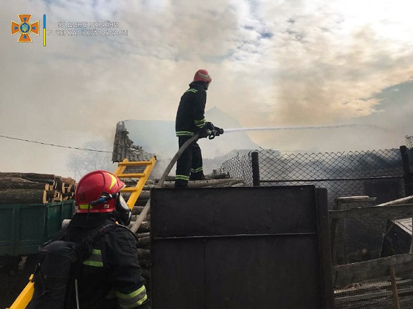 У Черкаській області загорівся будинок на приватній території (ФОТО)
