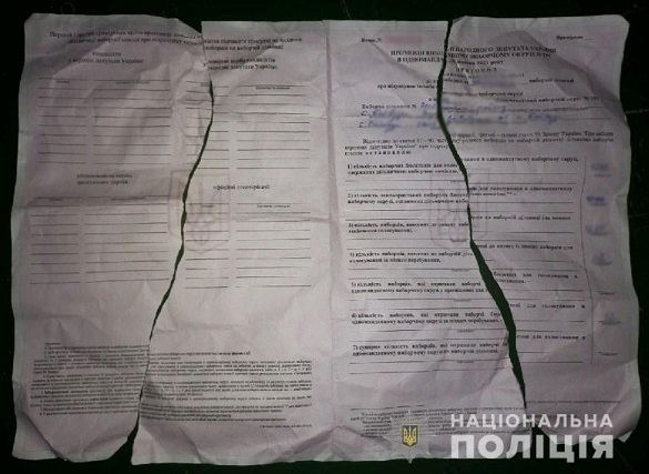 Голова однієї з виборчих комісій на Черкащині розірвав бланк протоколу