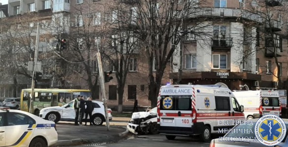 У середмісті Черкас зіштовхнулись два автомобілі: постраждала жінка (ФОТО)