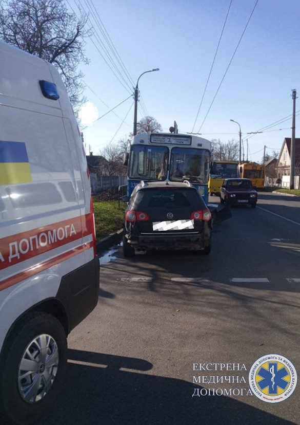 Тролейбус та легковик зіштовхнулися в Черкасах: постраждала людина (ФОТО)
