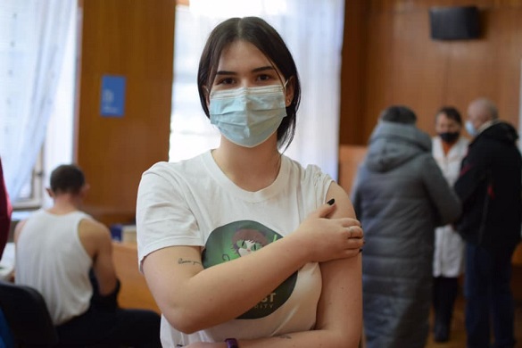 У Черкасах вакцинували від коронавірусу 16-річну дівчину