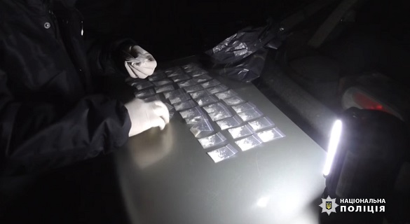 Понад три сотні пакетиків амфетаміну: в Черкасах затримали чоловіка з наркотиками (ВІДЕО)