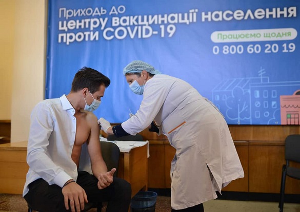 Голова Черкаської ОДА отримав другу дозу вакцини від COVID-19