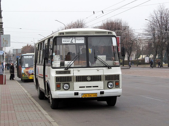 Відсьогодні в Черкасах стоячих пасажирів братимуть автобуси