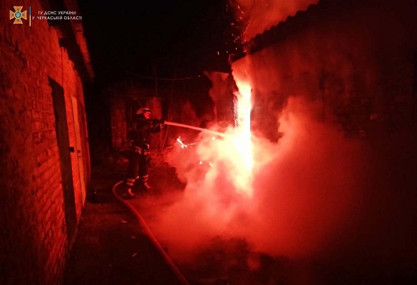 У Черкасах невідомі підпалили надвірну споруду (ФОТО)