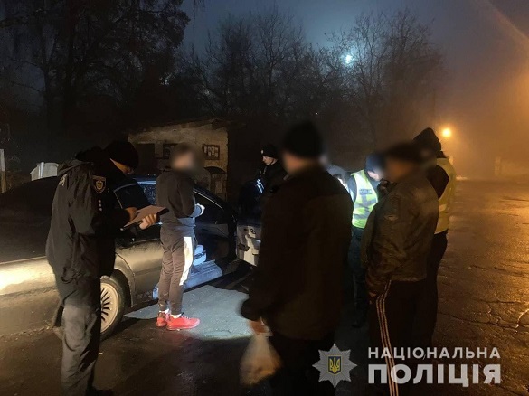 У Черкаській області затримали чоловіка, який зливав пальне з автомобіля