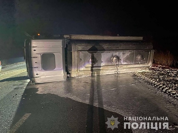 Троє людей постраждало: в Черкаській області перекинулися молоковоз та легковик (ФОТО)