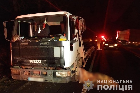 На Уманщині вантажівка зачепила чоловіка на дорозі: він загинув на місці (ФОТО)