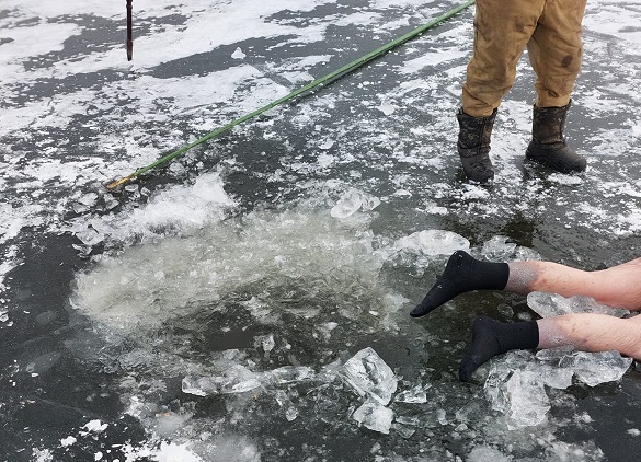 На Черкащині водолази витягли з-під льоду тіло чоловіка (ФОТО)