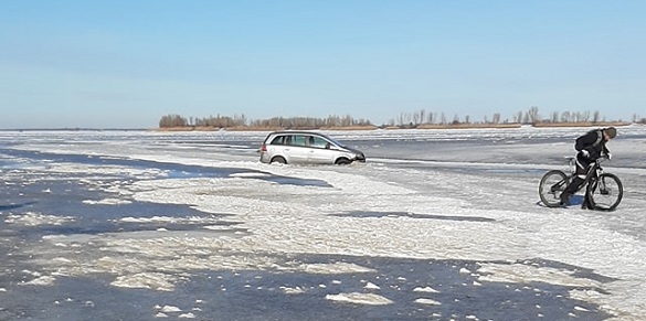 Хотіли переїхати Дніпро: в Черкасах на льоду застряг автомобіль (ВІДЕО)