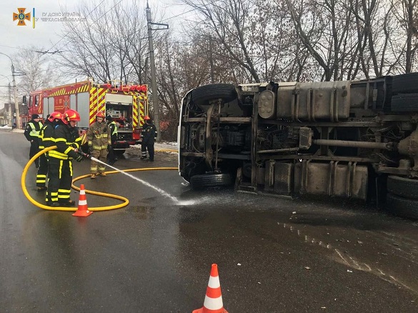 У Черкасах сталася аварія: зіштовхнулися вантажівка та автобус (ФОТО)