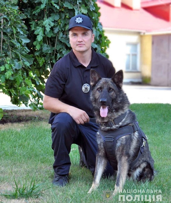 У Черкаській області пес Чак відшукав чоловіка, який пограбував магазин (ФОТО)