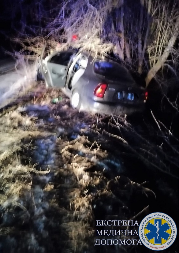 На Черкащині авто врізалося в дерево: троє пасажирів загинули, ще один тяжко травмований (ФОТО)