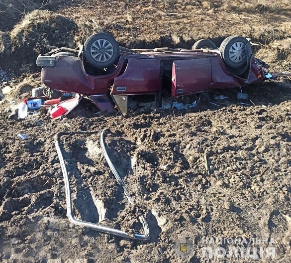 Аварія на Черкащині: автомобіль злетів у кювет і перекинувся (ФОТО)