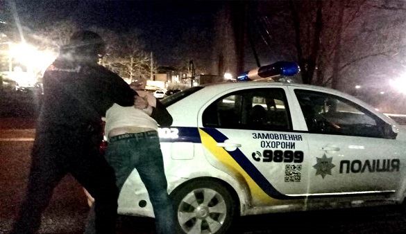Хотів битися і з поліцією: у черкаському ресторані вгамовували агресивного відвідувача