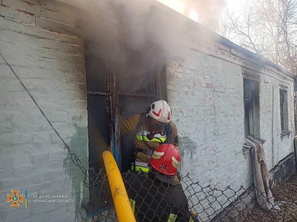 У Черкаській області рятувальники гасили пожежу будинку