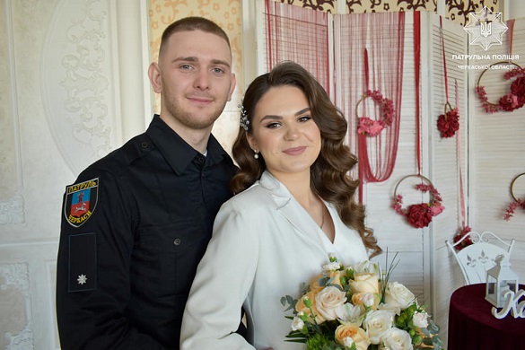 Кохання під час війни: в Черкасах одружився патрульний поліцейський 