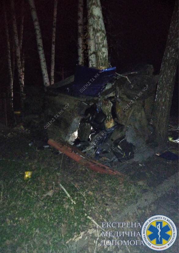 Смертельна аварія на Черкащині: автомобіль в'їхав у дерево (ФОТО)