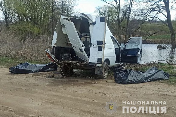 На Черкащині авто злетіло у водойму: загинуло двоє людей (ФОТО)